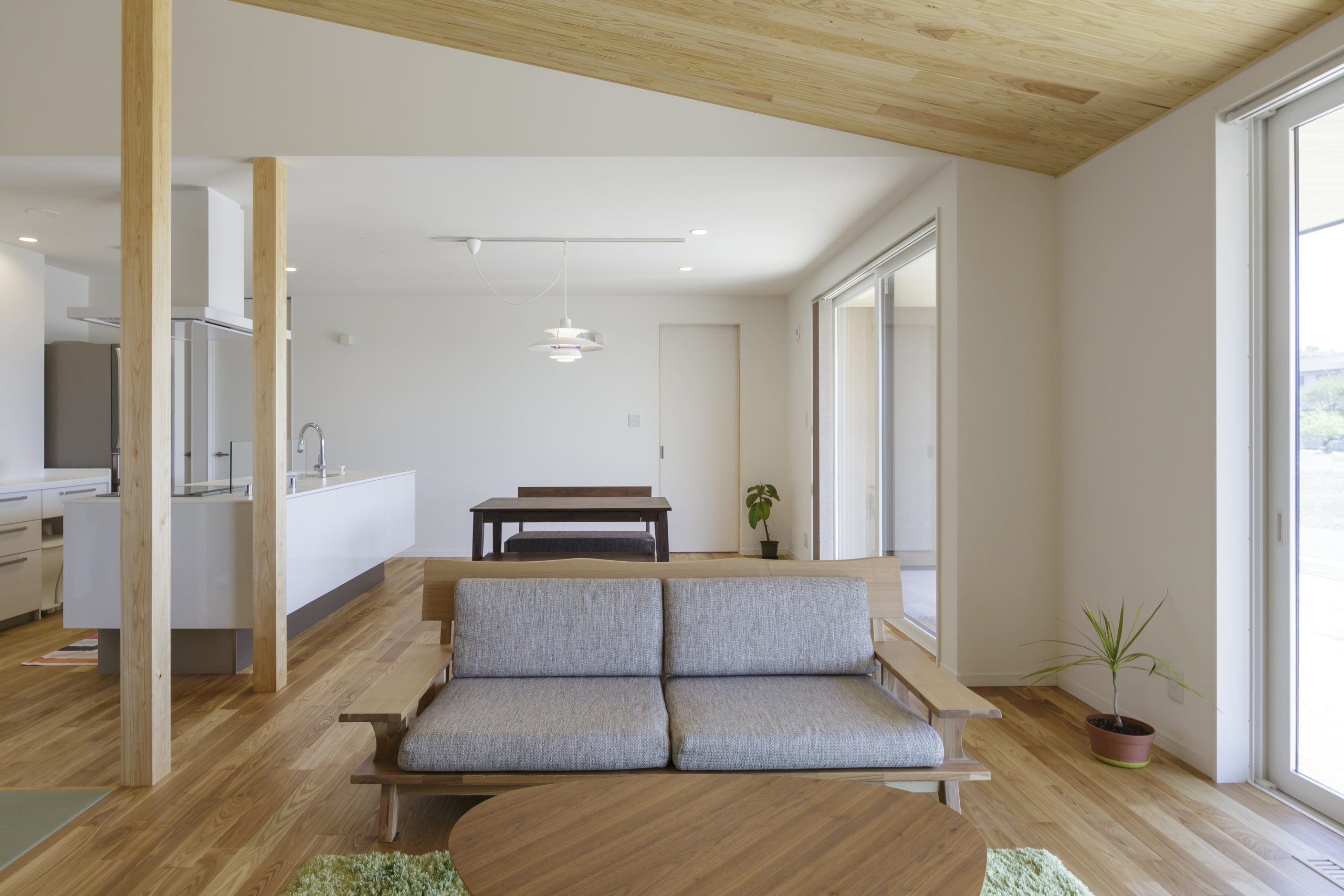 開放的でおしゃれな空間を演出できる勾配天井と 掃除がしやすい間取りのお家♪