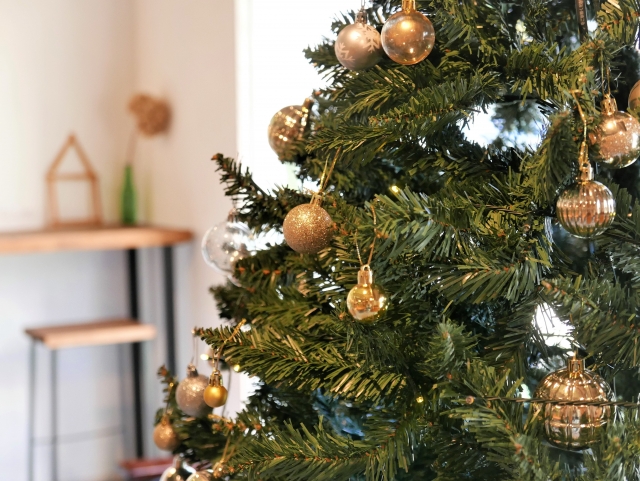金色のクリスマスデコレーションが施されたクリスマスツリーが右側に見切れている