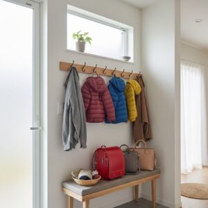 玄関近くに「ただいま収納」があると、カバンや上着、ランドセルをサッと置ける。