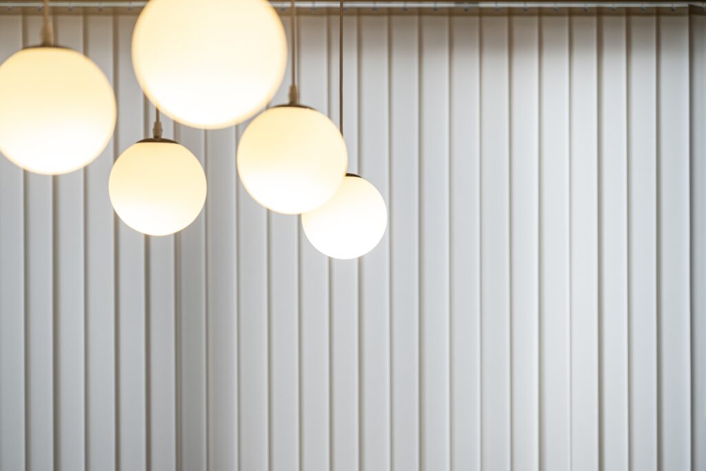 天井から下がる照明