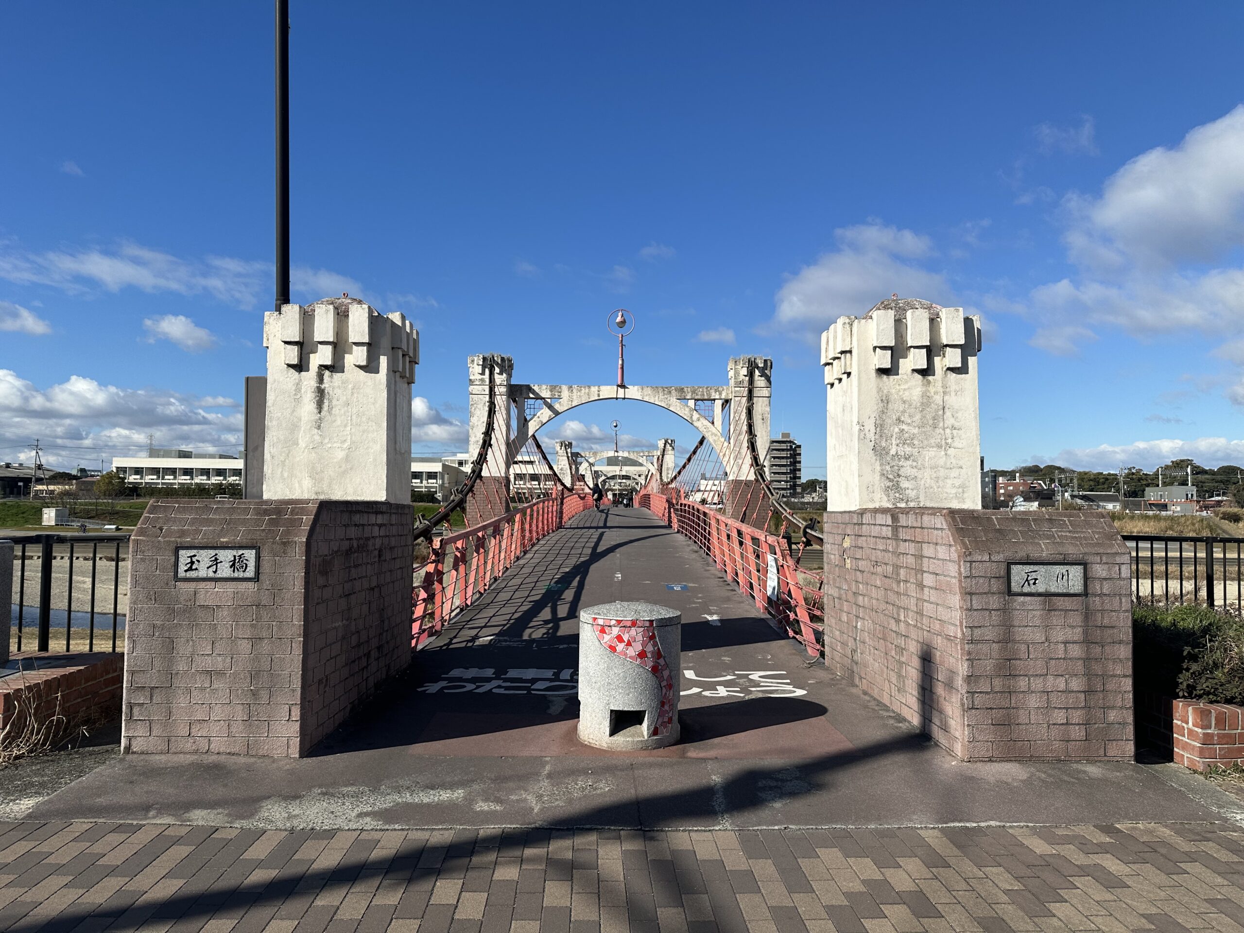 近鉄道明寺駅から歩いて数分にある白い塔のようなデザインに赤い欄干が映える玉手橋