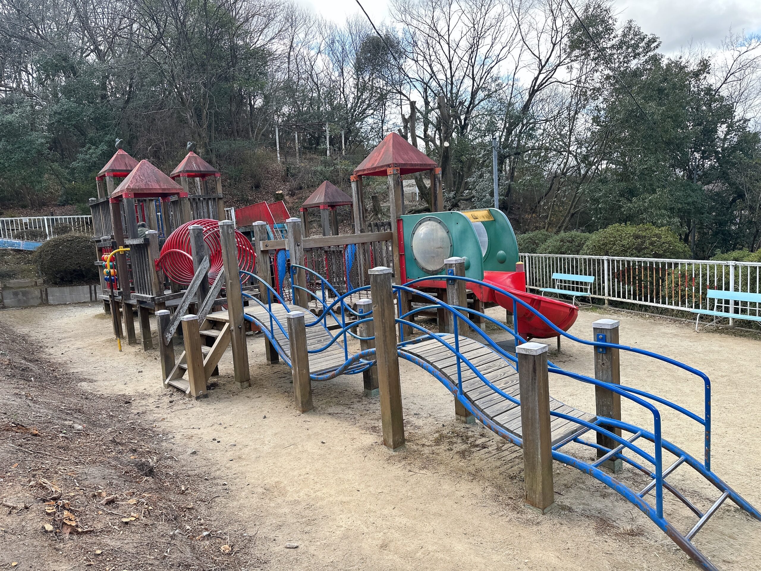 登ったり渡ったり滑ったりできる大型木製アスレチック風遊具