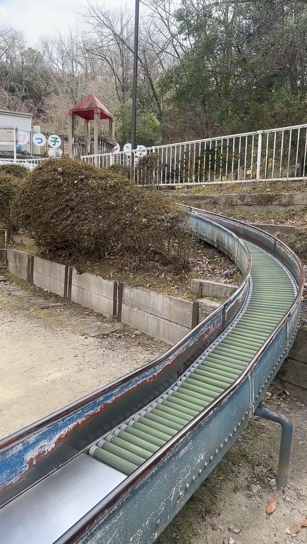 ガタガタと動く感触が楽しいローラーすべり台