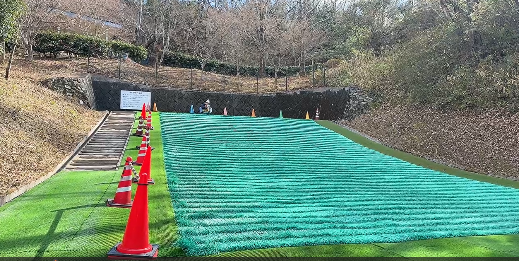 人工芝の広々ゲレンデ。小さい子は親子で滑れるのもGood